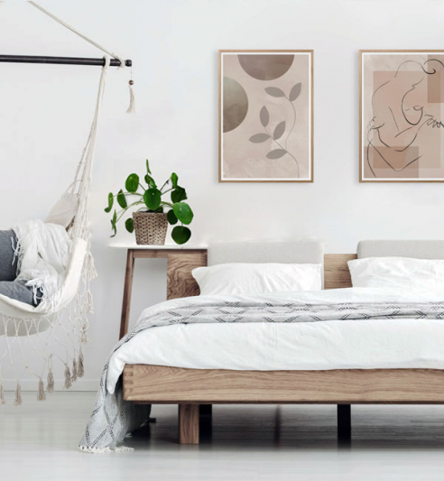 Schlafzimmer im Skandi Style mit Bildern und schöner Deko