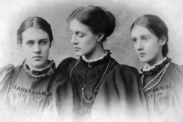 Stella, Vanessa and Virginia Stephen, c.1896 (b/w photo)  von English Photographer