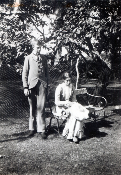Adrian and Virginia Stephen, 1900 (b/w photo)  von English Photographer