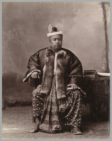 Burmese magistrate, late 19th century (albumen print) (b/w photo)  von English Photographer