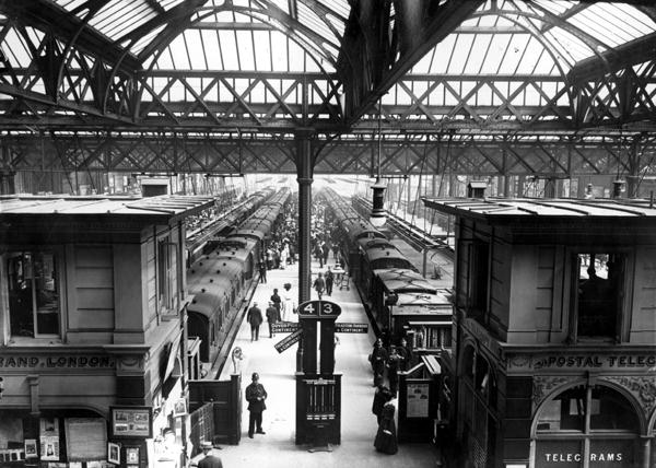 Interior of Charing Cross Station, London, c.1890 (b/w photo)  von English Photographer