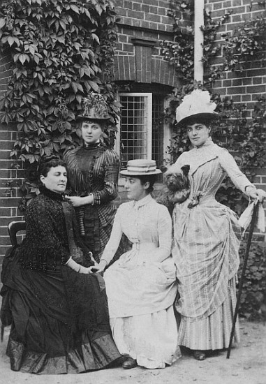 Jennie Jerome, later Lady Randolph Churchill, with her mother and sisters von English Photographer