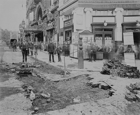 Removing the cobblestones outside the Criterion Theatre von English Photographer