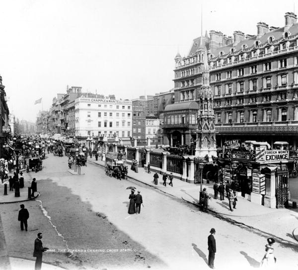 The Strand and Charing Cross Station, London, c.1890 (b/w photo)  von English Photographer