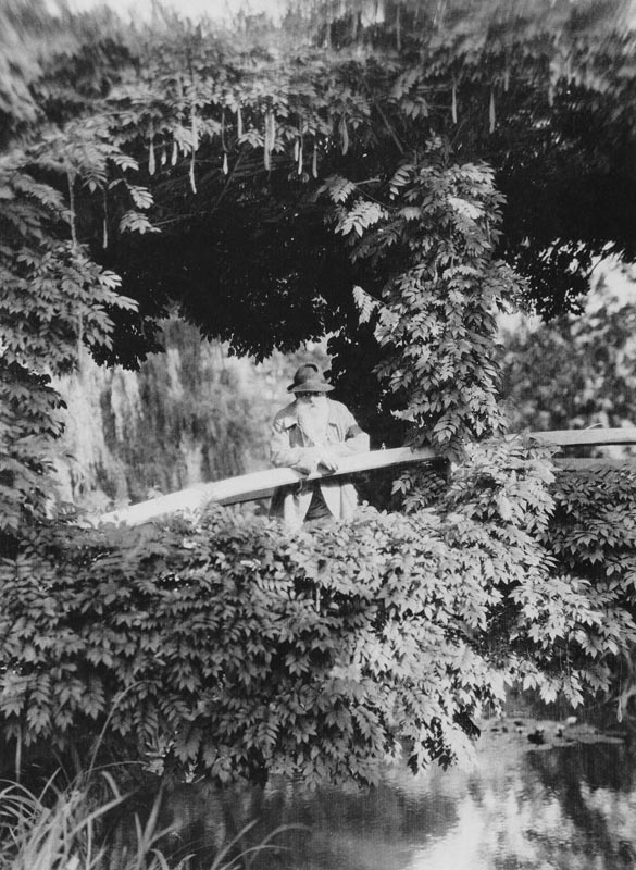 Claude Monet (1841-1926) on the Japanese Bridge in his garden at Giverny, c.1920 (b/w photo)  von French Photographer