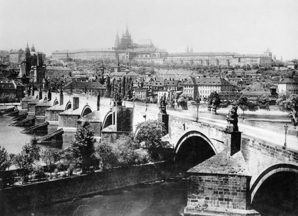View of Prague showing the Imperial Palace (Hradschin) and the Charles Bridge,  von French Photographer