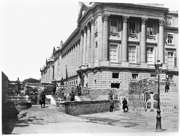 Barricade during the Commune of Paris, at the corner of Rue de Rivoli and Place de la Concorde, 1871 von French Photographer