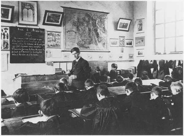 Class in a primary school, Orme, 2nd March 1909 (b/w photo)  von French Photographer