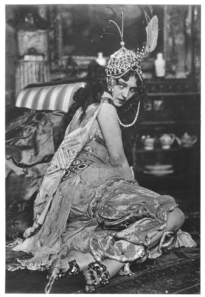 Ida Rubinstein (c.1885-1960) as Zobeide in ''Scheherazade'', c.1910 (b/w photo)  von French Photographer