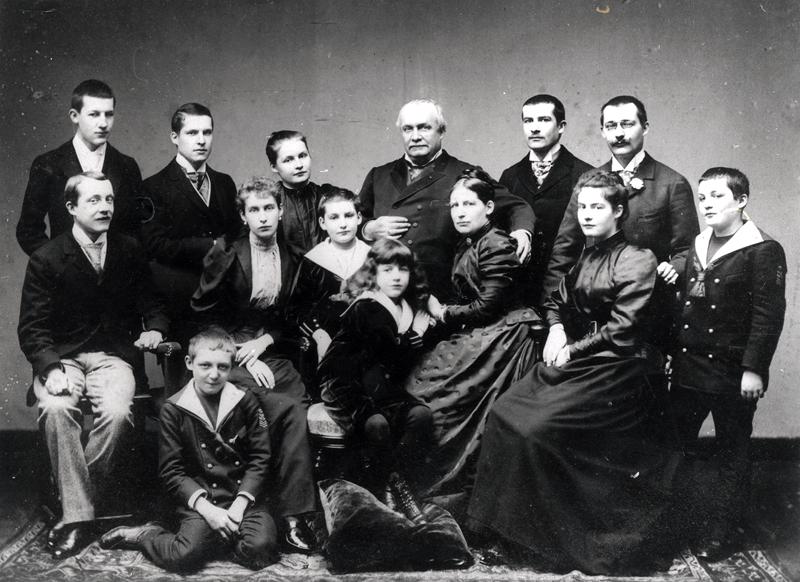 Portrait of a large family from Lyon, late 19th century (b/w photo)  von French Photographer