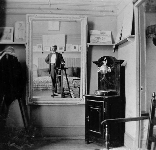 Portrait of a photographer in the studio of Henri de Toulouse-Lautrec (1864-1901) (b/w photo)  von French Photographer