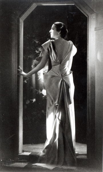 Dress designed by Madeleine Vionnet (1876-1975) (b/w photo)  von Reutlinger Studio (1850-1937)
