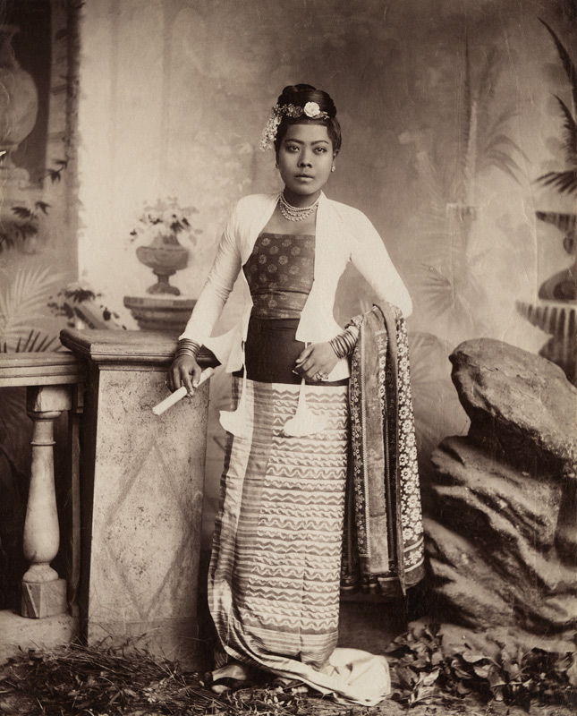 Burmese lady (albumen print) (b/w photo)  von Watts and Skeen (fl.c.1888-c.1908)