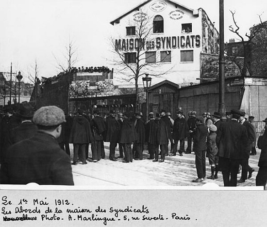The surroundings of the Maison des Syndicats, Paris, 1st May 1912 von A. Marlingue