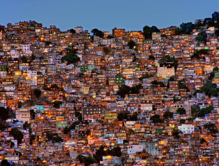Nightfall in the Favela da Rocinha von Adelino Alves