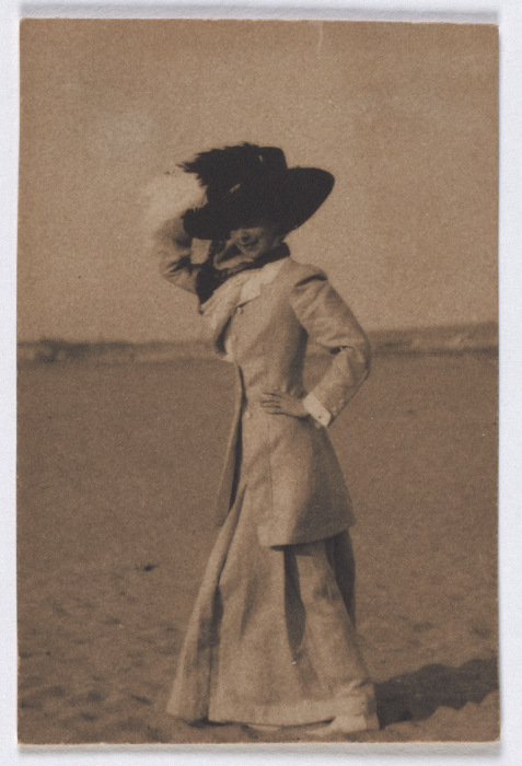Junge Dame mit großem Hut am Strand, de profil von Adolf DeMeyer