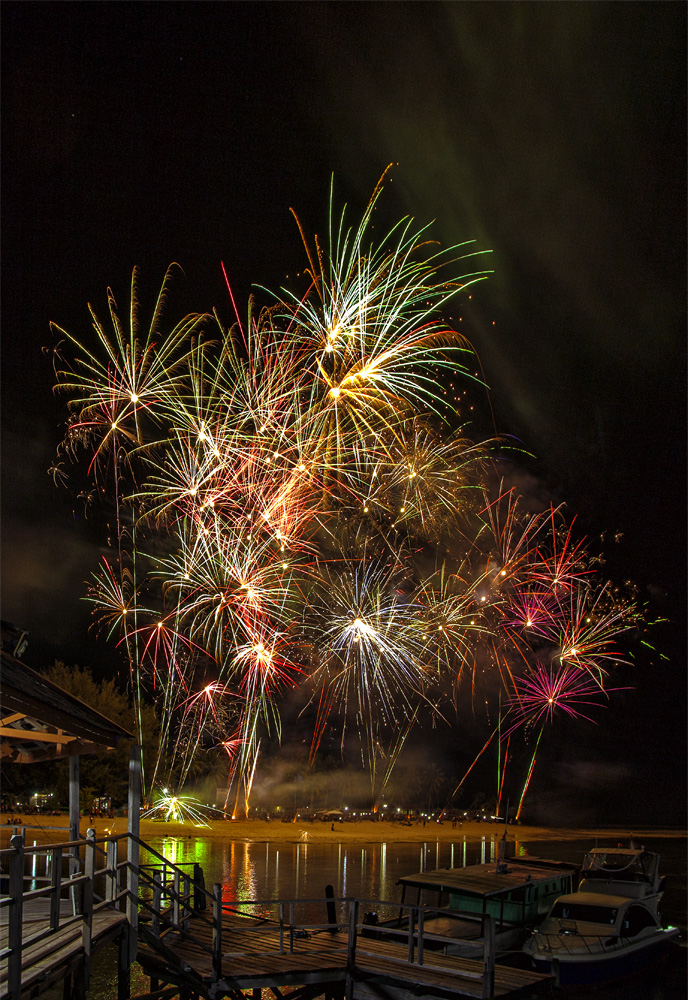 Feuerwerk über dem Himmel der Insel Derawan von Ahmad Gafuri