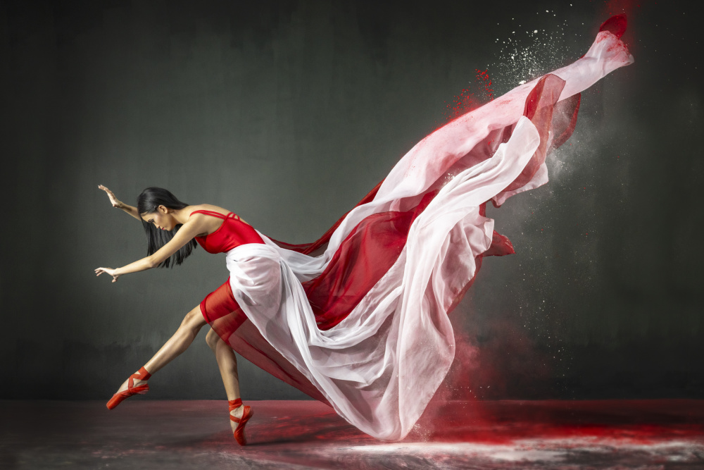 Rot-weiße Ballerina 1 von Ajar Setiadi