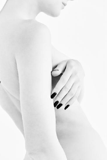 Körperteile eines nackten Mädchentorsos und einer Hand,die ihre Brüste drückt,mit einer schwarzen Ma