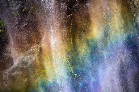 Ein Regenbogen in einem Wasserfall