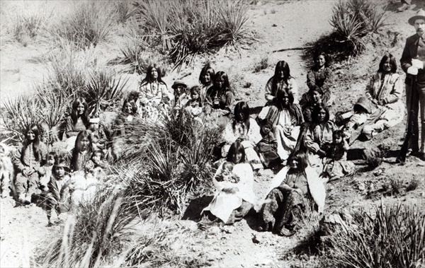 The last of the escapees after the final rout of Geronimo (b/w photo)  von American Photographer