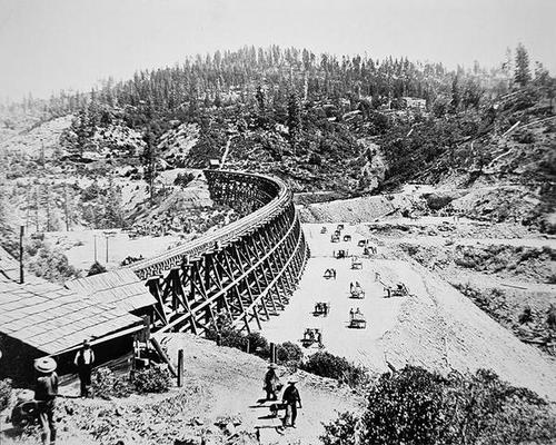 Chinese labourers working on a trestle bridge on the western slope of the Sierra Nevada mountains, 1 von American Photographer, (19th century)