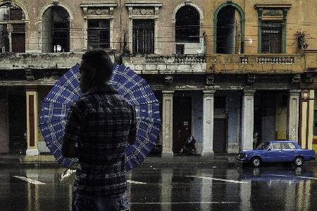 Regnerischer blauer Tag in Havanna