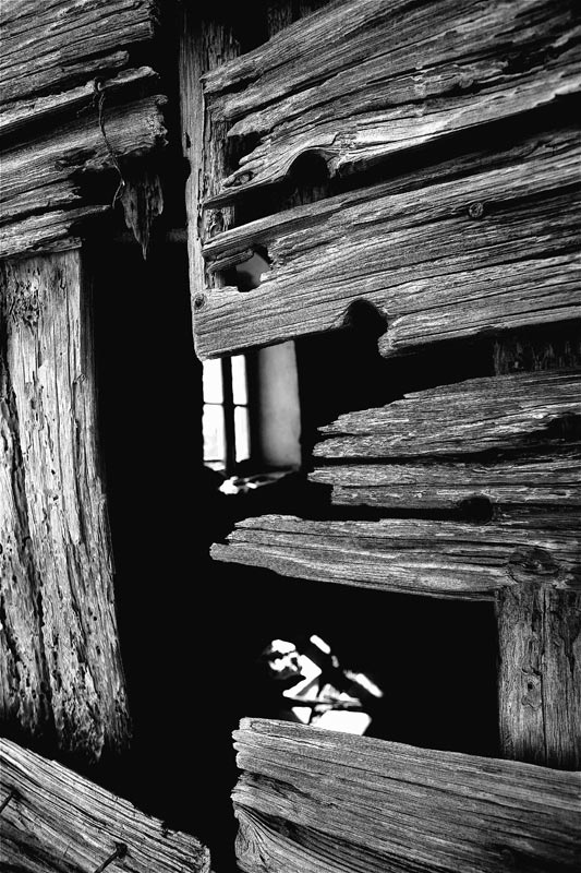 Einblick in altes Holztor von Andrej Birg