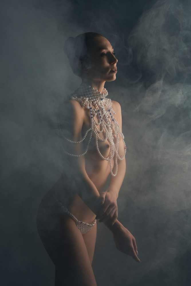 Aus farbigen Rauchwolken taucht ein nacktes Mädchen auf von Andrey Guryanov