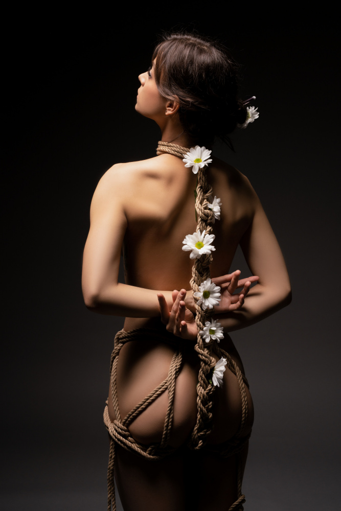 Frau mit Seilen und Blumen gefesselt von Andrey Guryanov