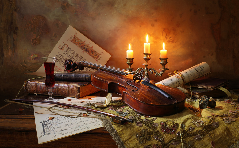 Stillleben mit Geige und Kerzen von Andrey Morozov
