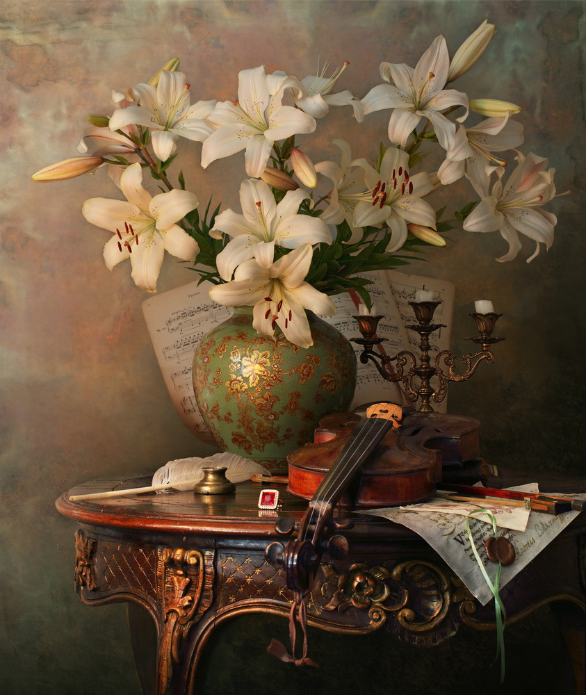 Stillleben mit Geige und Lilien von Andrey Morozov