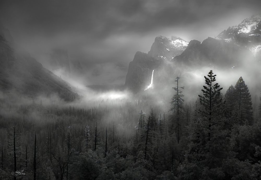 Nebliges Yosemite-Tal von ANNA AN