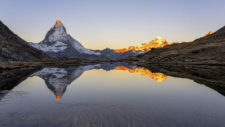 Goldener Sonnenaufgang am Matterhorn