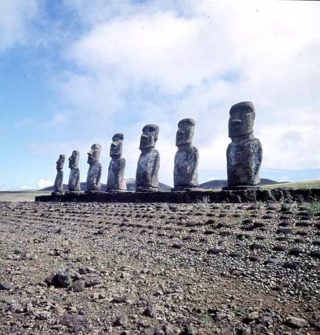 Monumental figures or moai on a ceremonial platform or ahusPolynesian von Anonymous