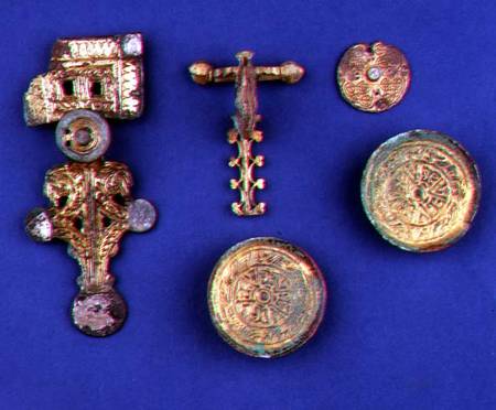 Selection of Anglo-Saxon jewellery; gilded bronze brooch; gilded bronze crossbow fibula; gilded copp von Anonymous
