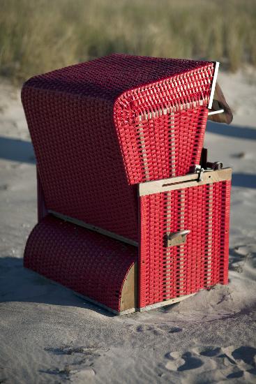 Ahrenshoop - roter Strandkorb von Arno Burgi