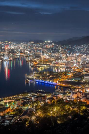 Blick auf die Stadt Nagasaki,eine der drei neuen Nachtstädte der Welt