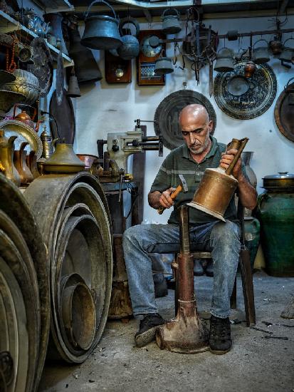 Herstellung von Mosul-Kupferkrug in Handarbeit