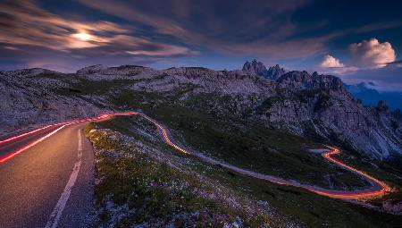 Leichte Spuren auf einer Passstraße in den Dolomiten