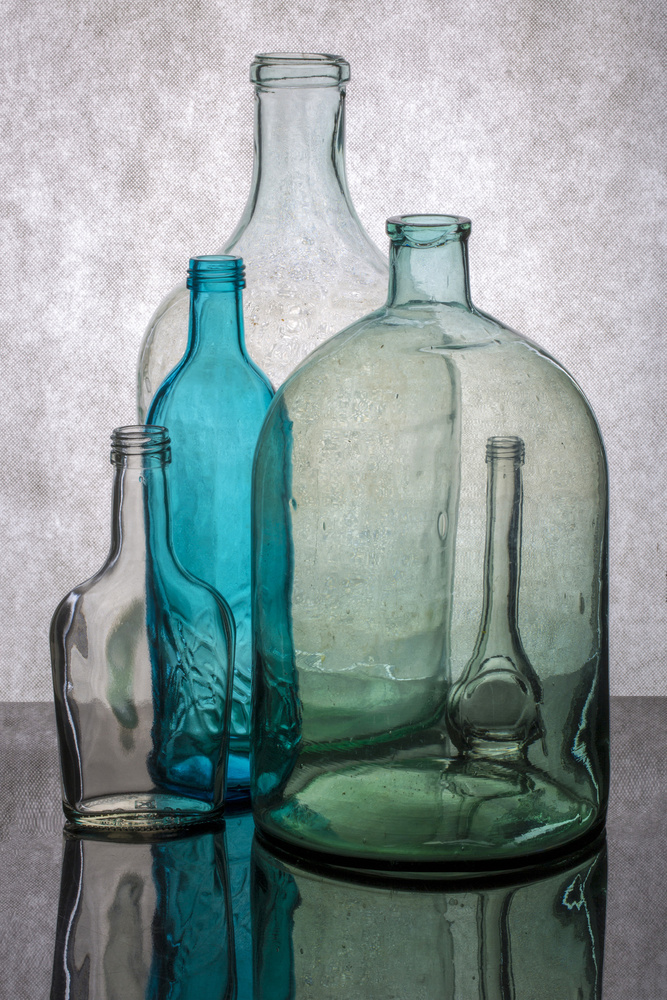Stillleben mit verschiedenen transparenten Glasflaschen von Brig Barkow