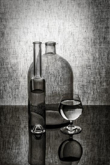 Stillleben mit zwei Flaschen und einem Glas
