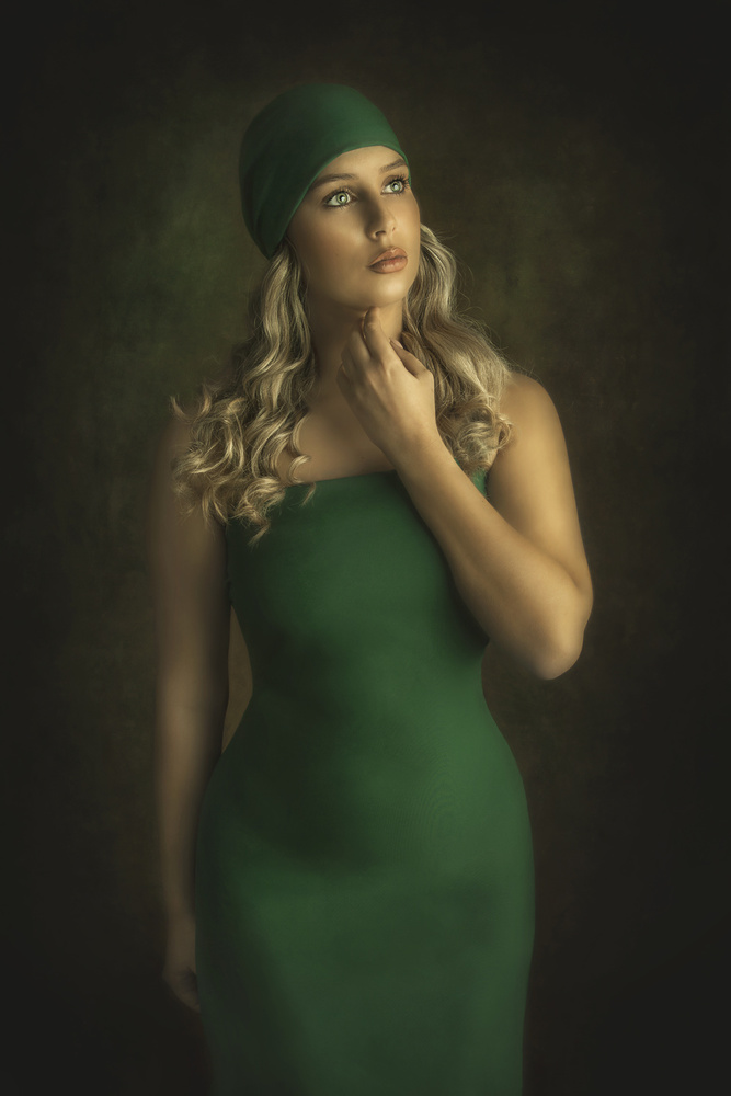 Dame in Grün von Carola Kayen-Mouthaan