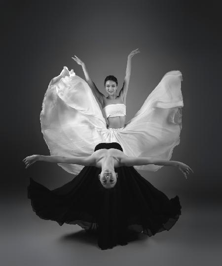 Tänzer in Schwarz und Weiß