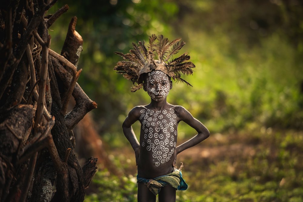 KIBISH,ÄTHIOPIEN - Der junge Suri-Stamm mit traditioneller Kleidung. von Chanwit Whanset
