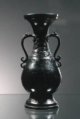 Vase with dragon head and bifid tail handles