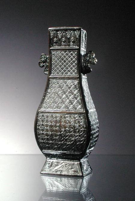 Hu Vase, decorated with diaper bands and handles in the form of clouds von Chinese School