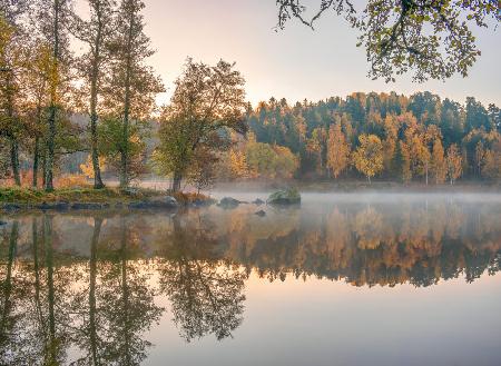 Ruhiger Herbstsee