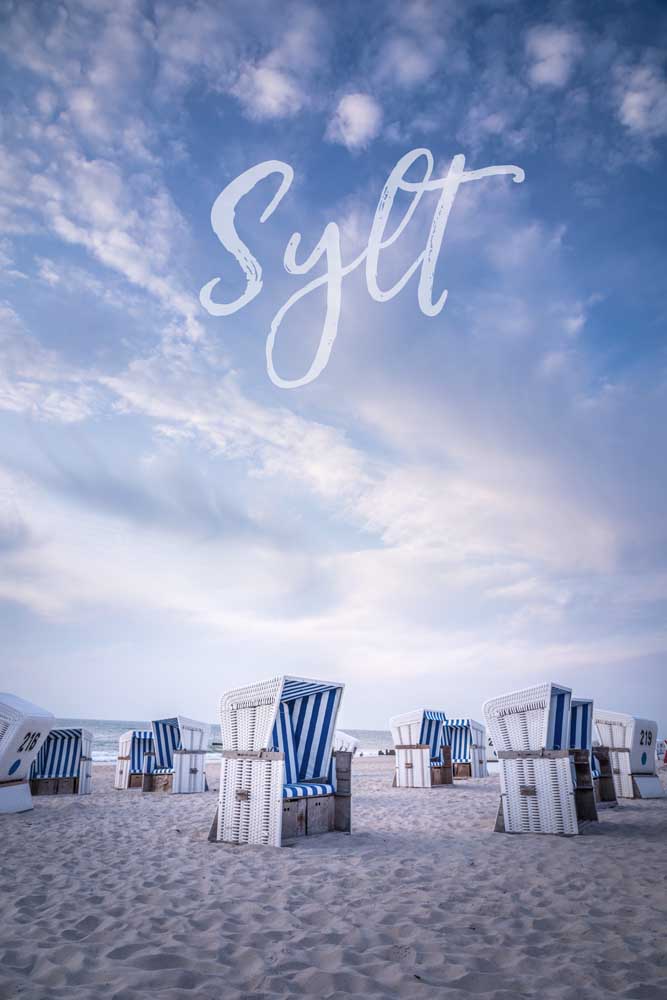 Sommerabend mit Strandkörben mit Schriftzug Sylt von Christian Müringer