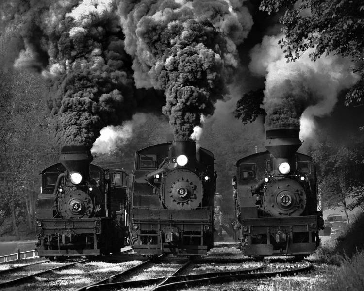 Train Race in BW von Chuck Gordon